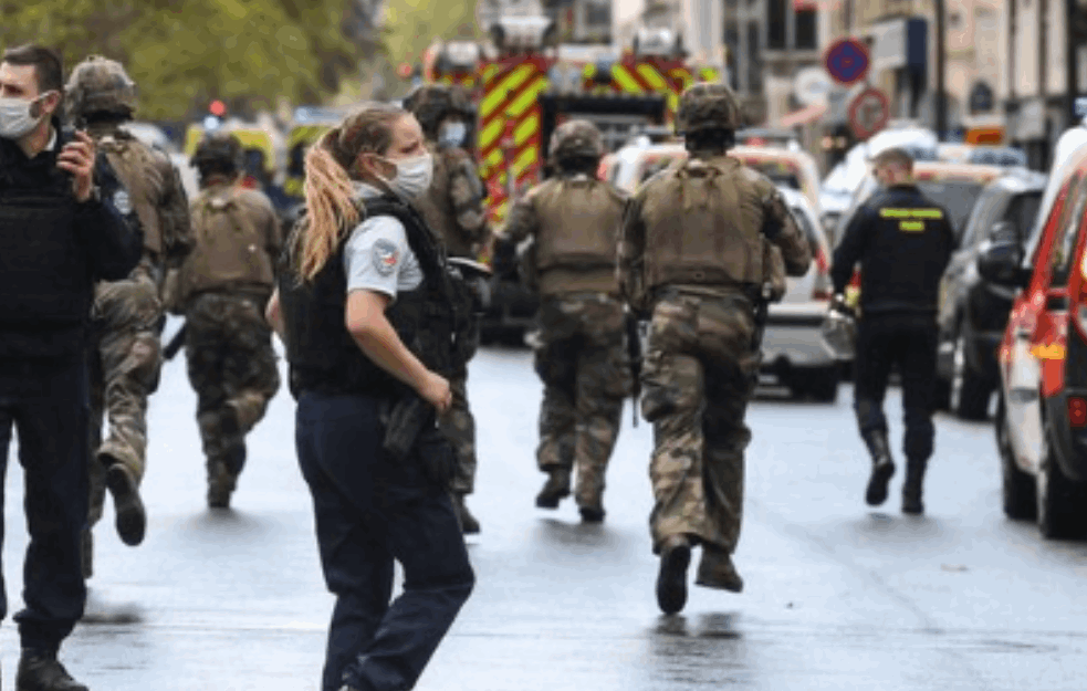 NAPAD NOŽEM U FRANCUSKOJ: Ispred Šarli Ebdoa napadač povredio četvoro, dvoje u teškom stanju (VIDEO)
